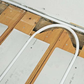 Lattialämmitys puulattiaan: Pex-putket taipuvat Lattialämmitys puulattiaan: Pex-putket taipuvat